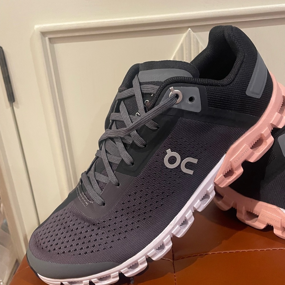 On Running Women's Cloudswift Black, Gray with Rose Accent size 6 - Picture 3 of 8